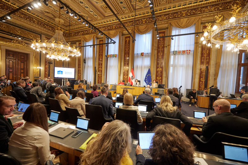 Bundesratspräsidentin Andrea Eder-Gitschthaler (ÖVP) am Präsidium. Blick ins Plenum