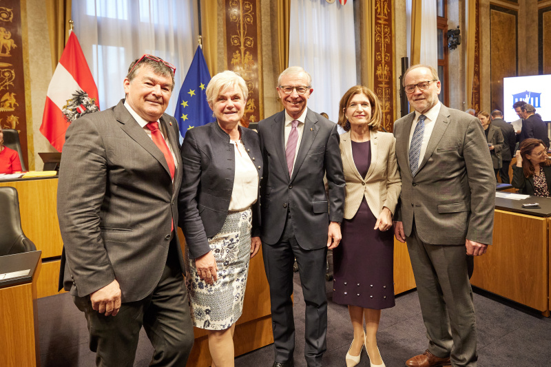 Von links:  Bundesrat Michael Wanner (SPÖ), Bundesrätin Marlies Doppler (FPÖ), Landeshauptmann von Salzburg Wilfried Haslauer, Bundesratspräsidentin Andrea Eder-Gitschthaler (ÖVP), Bundesrat Silvester Gfrerer (ÖVP)