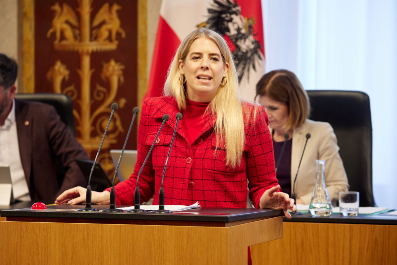 Am Redner:innenpult Bundesrätin Isabella Theuermann (FPÖ)