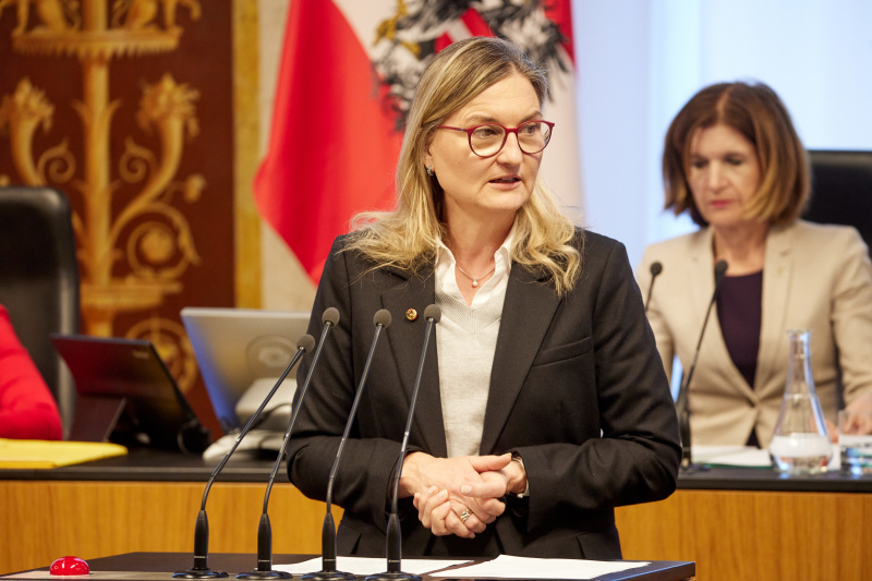 Am Redner:innenpult Bundesrätin Claudia Hauschildt-Buschberger (GRÜNE)