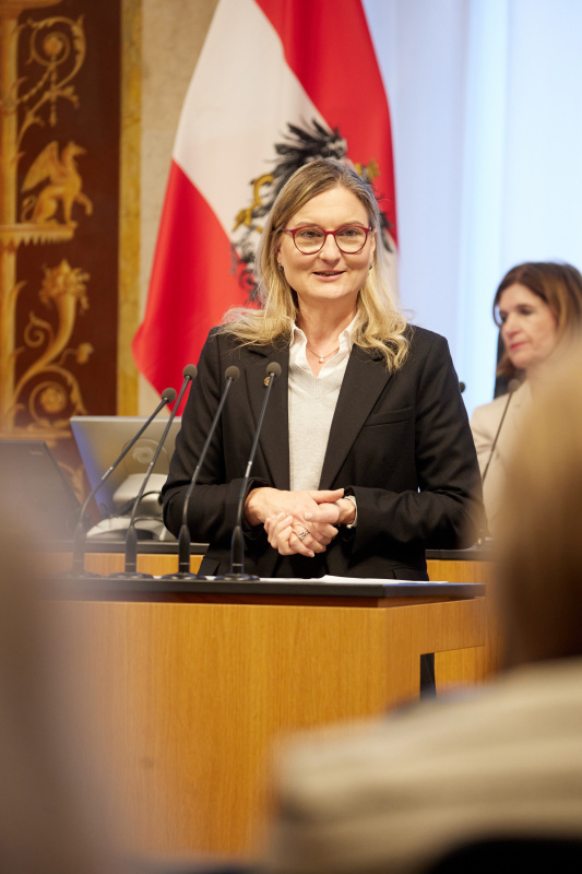 Am Redner:innenpult Bundesrätin Claudia Hauschildt-Buschberger (GRÜNE)