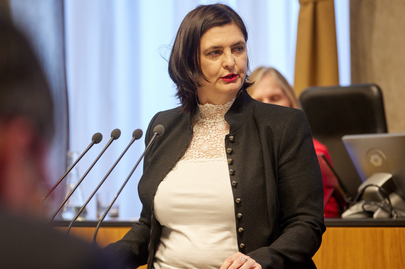 Am Redner:innenpult Bundesrätin Manuela-Anna Sumah-Vospernik (NEOS)