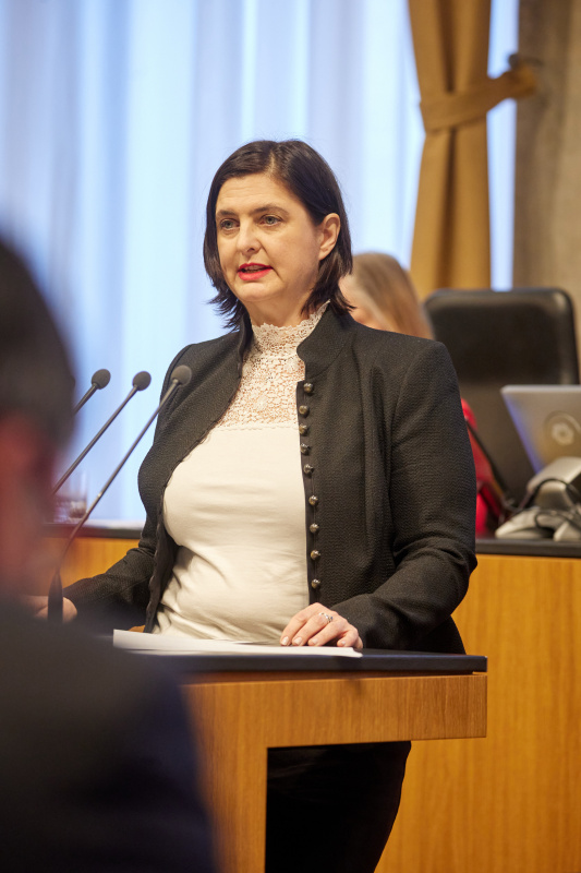 Am Redner:innenpult Bundesrätin Manuela-Anna Sumah-Vospernik (NEOS)