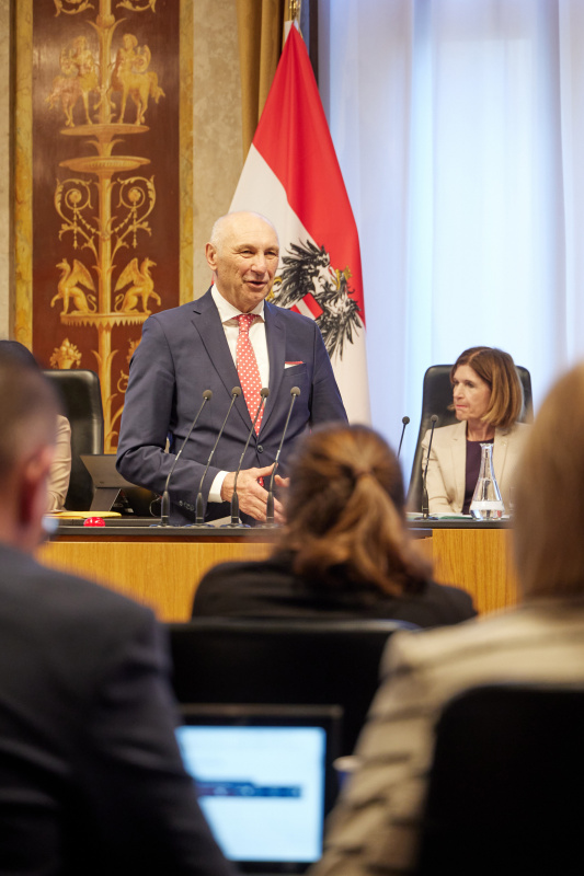 Am Redner:innenpult Bundesrat Manfred Mertel (SPÖ)