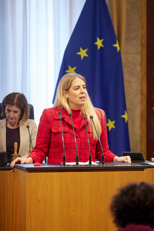 Am Redner:innenpult Bundesrätin Isabella Theuermann (FPÖ)