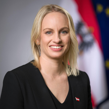 Portraitfoto von MMag. Michaela Schmidt