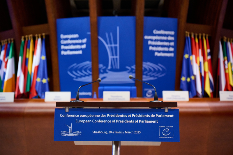 Blick auf das Rednerpult und das Präsidium im Europarat in Straßburg