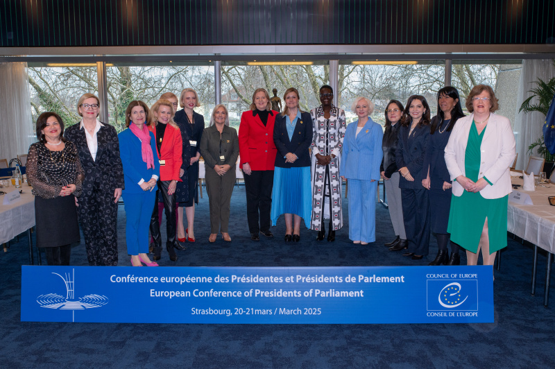Gruppenfoto mit Bundesratspräsidentin Andrea Eder-Gitschthaler ÖVP) (3. von links) und weiteren Veranstaltungsteilnehmerinnen
