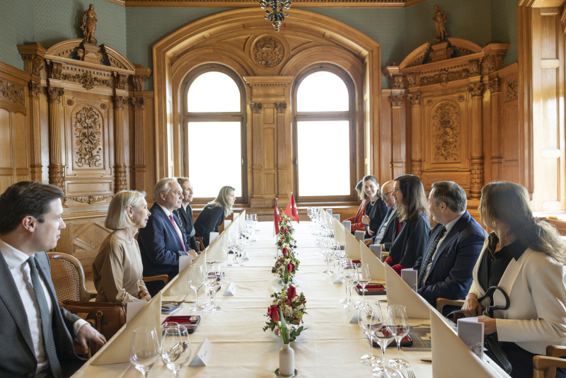 Aussprache. Linke Tischhälfte: Österreichische Delegation unter der Leitung von Nationalratspräsident Walter Rosenkranz (3. von links). Rechte Tischhälfte: Schweizer Delegation unter der Leitung der Schweizer Nationalratspräsidentin Maja Riniker (3. von rechts)