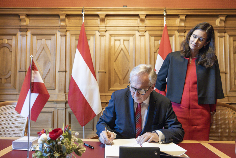 Gästebucheintrag. Von links: Nationalratspräsident Walter Rosenkranz (FPÖ), Schweizer Nationalratspräsidentin Maja Riniker