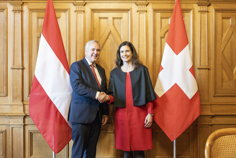 Fahnenfoto. Von links: Nationalratspräsident Walter Rosenkranz (FPÖ), Schweizer Nationalratspräsidentin Maja Riniker