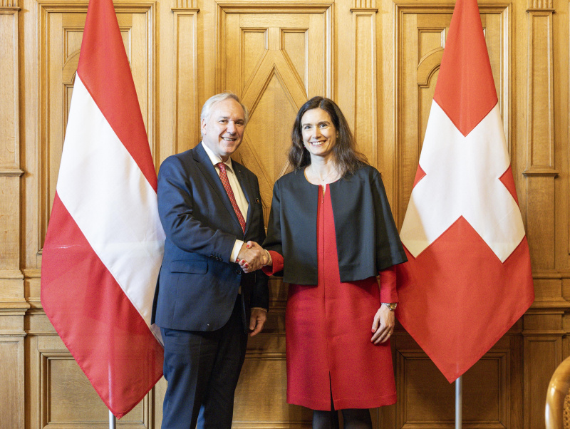 Fahnenfoto. Von links: Nationalratspräsident Walter Rosenkranz (FPÖ), Schweizer Nationalratspräsidentin Maja Riniker  