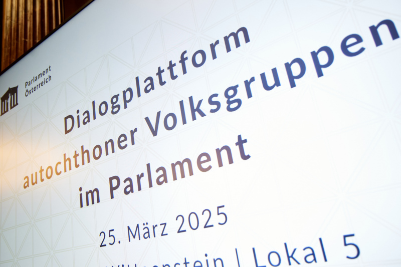 Hinweistafel. Dialogplattform autochthoner Volksgruppen 2025