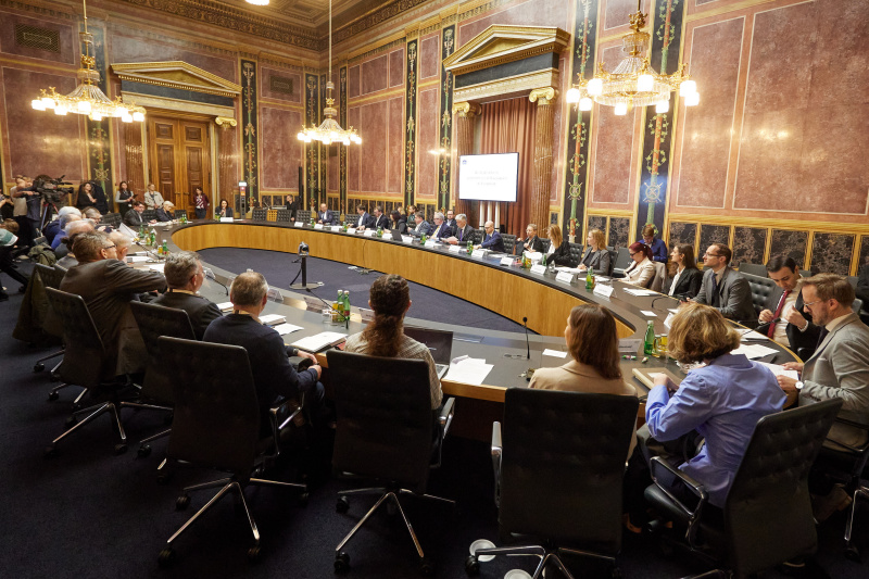 Moderation. Sandra Szabo ORF. Blick Richtung Veranstaltungsteilnehmer:innen