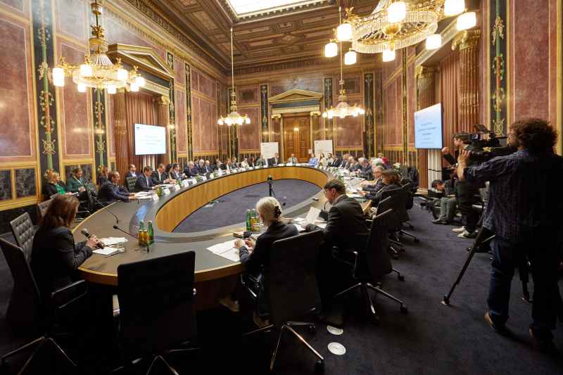 Eröffnungsworte. Nationalratspräsident Walter Rosenkranz (FPÖ). Blick Richtung Veranstaltungsteilnehmer:innen