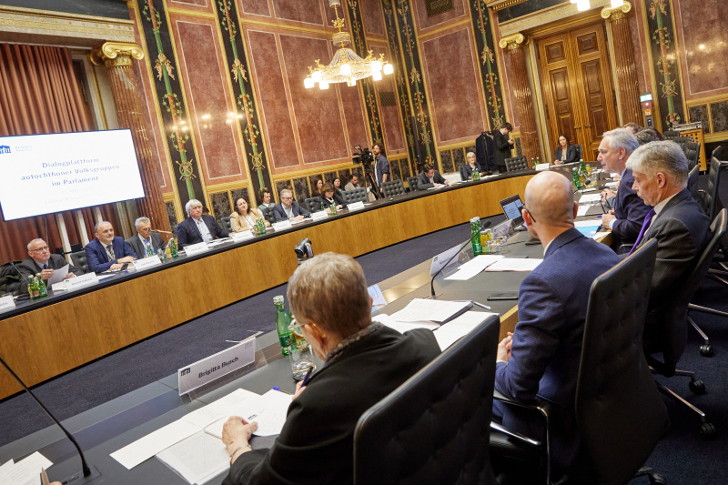 Eröffnungsworte. Nationalratspräsident Walter Rosenkranz (FPÖ). Veranstaltungsteilnehmer:innen