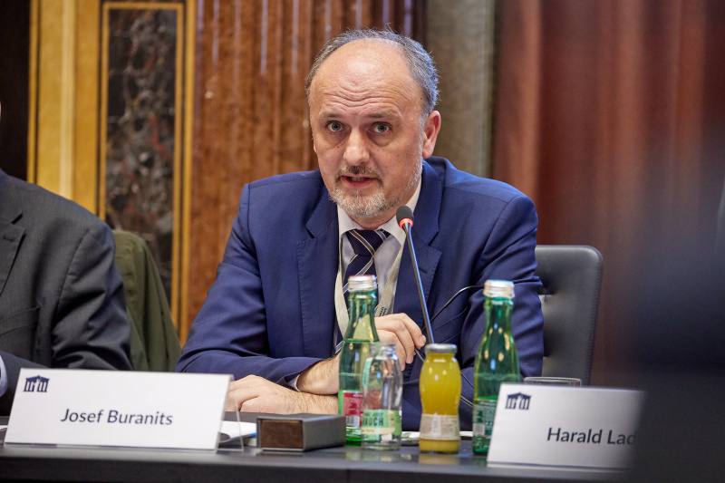 Diskussion & Statements der Volkgruppenbeiräte. Vorsitzender Volkgruppenbeirat Kroatien Josef Buranits