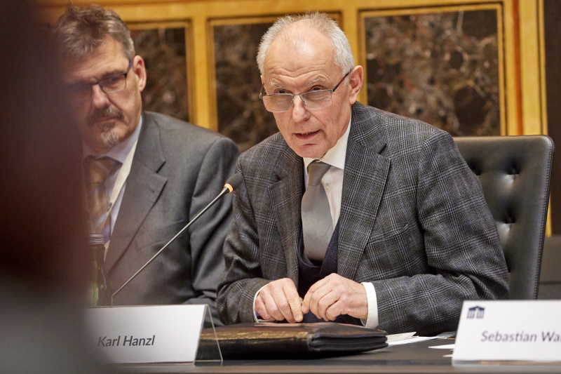 Diskussion & Statements der Volkgruppenbeiräte. Vorsitzender Volkgruppenbeirat Tschechien Karl Hanzl