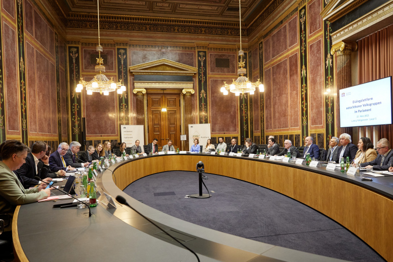 Abschlussworte. Nationalratspräsident Walter Rosenkranz (FPÖ). Blick Richtung Veranstaltungsteilnehmer:innen