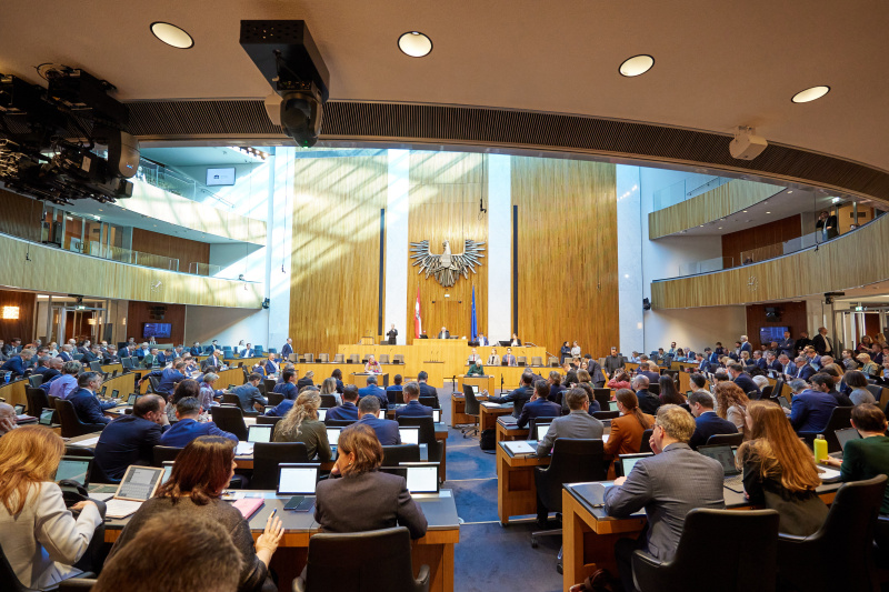 Nationalratspräsident Walter Rosenkranz (FPÖ) am Präsidium. Blick Richtung Sitzungsteilnehmer:innen