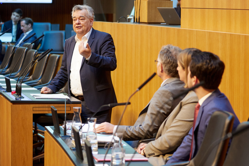 Am Redner:innenpult: Klubobmann Werner Kogler (GRÜNE)