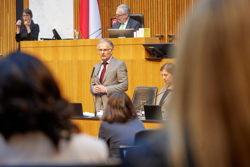Regierungsbank. Stellungnahme Finanzminister Markus Marterbauer (SPÖ)