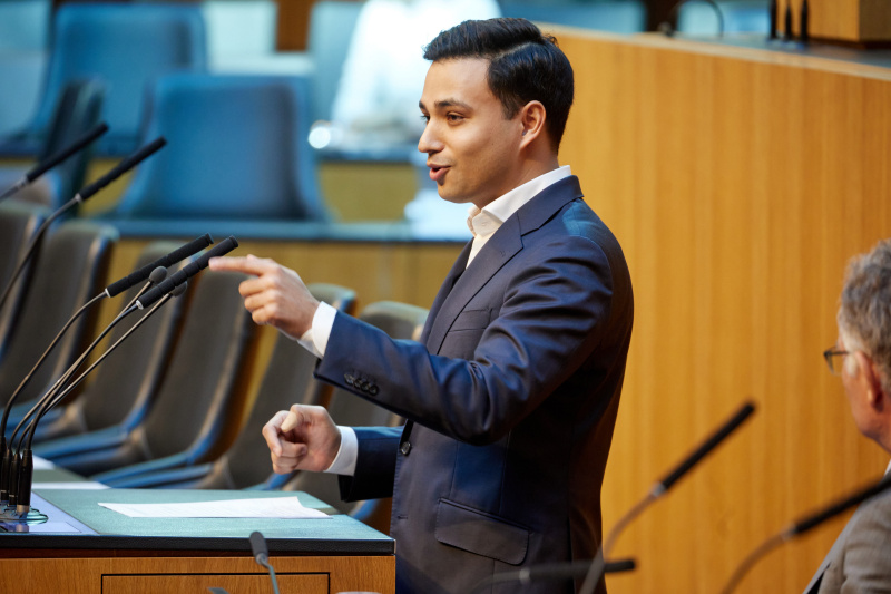 Am Redner:innenpult: Klubobmann Yannick Shetty (NEOS)