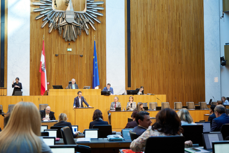 Am Redner:innenpult: Nationalratsabgeordneter Jakob Schwarz (GRÜNE)