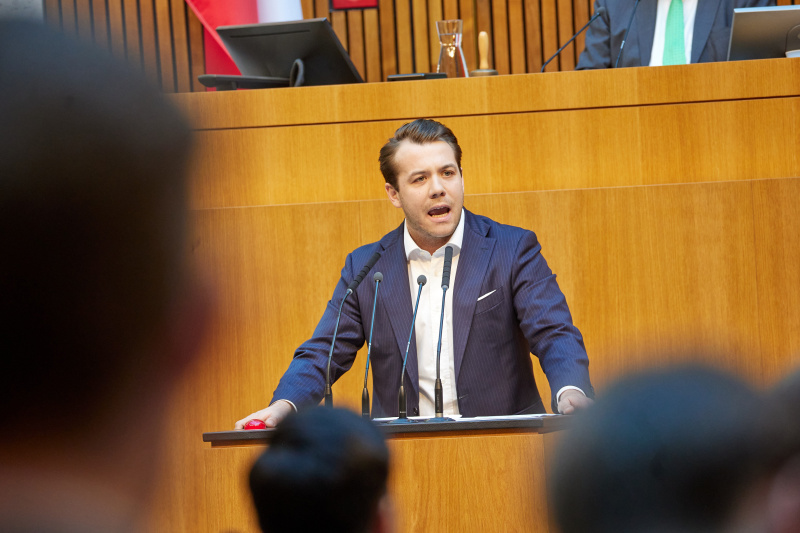 Am Redner:innenpult: Nationalratsabgeordneter Maximilian Weinzierl (FPÖ)