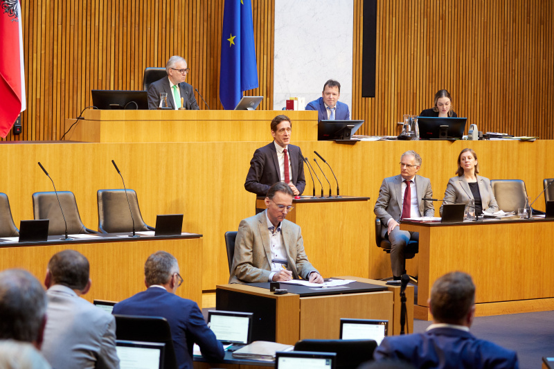 Am Redner:innenpult: Nationalratsabgeordneter Kai Jan Krainer (SPÖ)