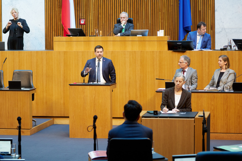 Am Redner:innenpult: Nationalratsabgeordneter Michael Bernhard (NEOS)