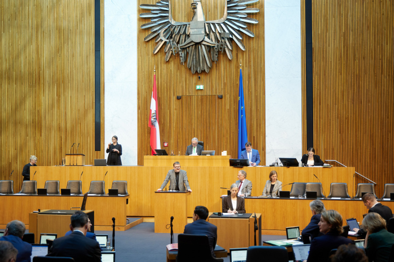 Am Redner:innenpult: Nationalratsabgeordneter Markus Koza (GRÜNE)