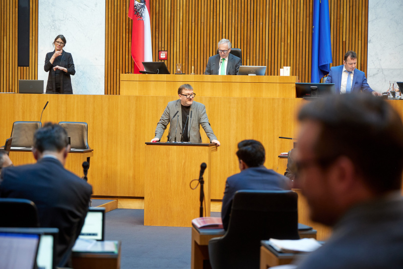 Am Redner:innenpult: Nationalratsabgeordneter Markus Koza (GRÜNE)