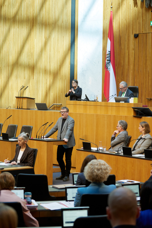 Am Redner:innenpult: Nationalratsabgeordneter Markus Koza (GRÜNE)