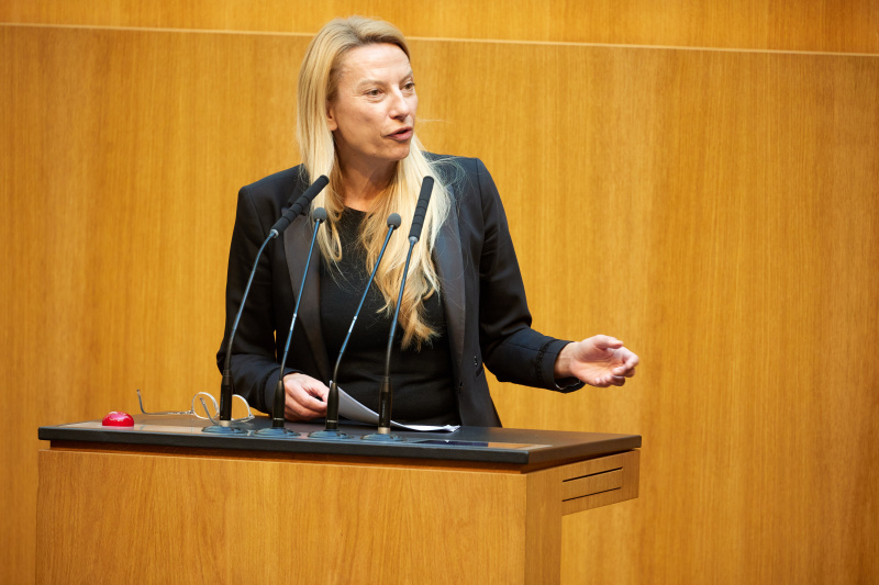 Am Redner:innenpult: Nationalratsabgeordnete Juliane Bogner-Strauß (ÖVP)