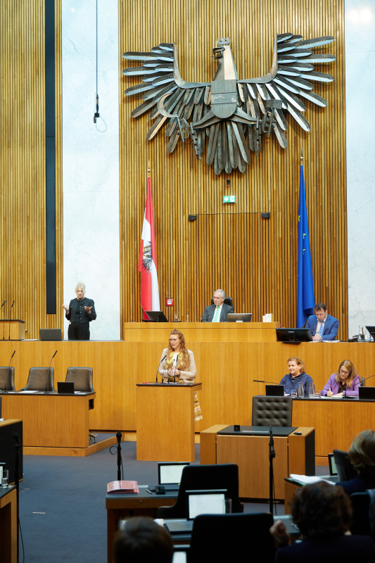 Am Redner:innenpult: Nationalratsabgeordnete Fiona Fiedler (NEOS)