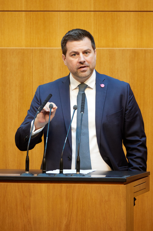 Am Redner:innenpult: Nationalratsabgeordneter Michael Bernhard (NEOS)