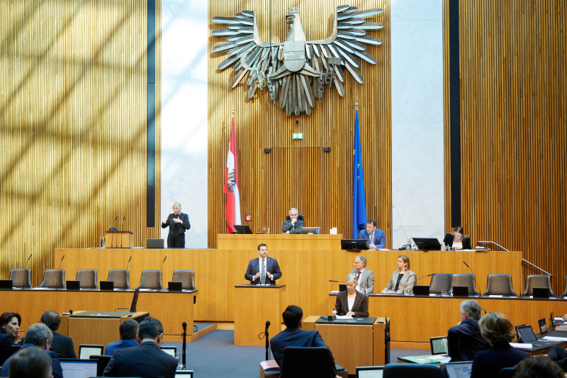 Am Redner:innenpult: Nationalratsabgeordneter Michael Bernhard (NEOS)