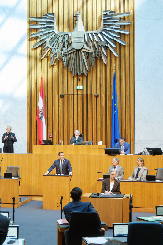 Am Redner:innenpult: Nationalratsabgeordneter Michael Bernhard (NEOS)