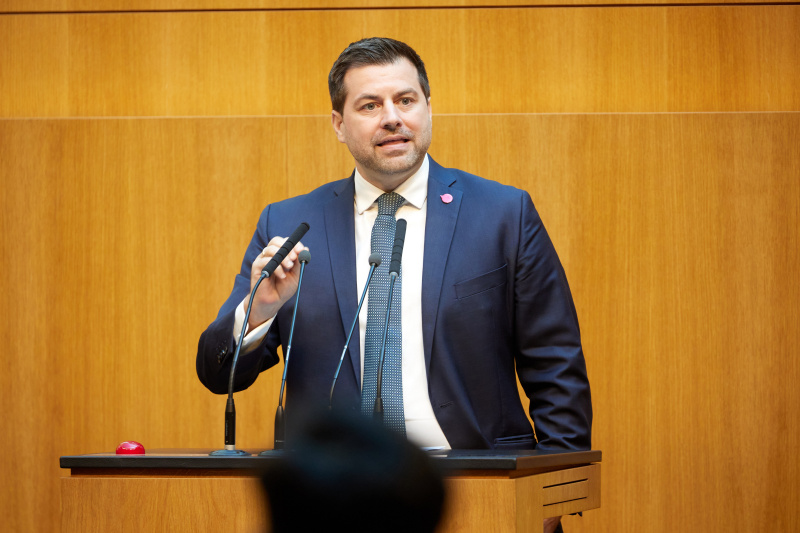 Am Redner:innenpult: Nationalratsabgeordneter Michael Bernhard (NEOS)