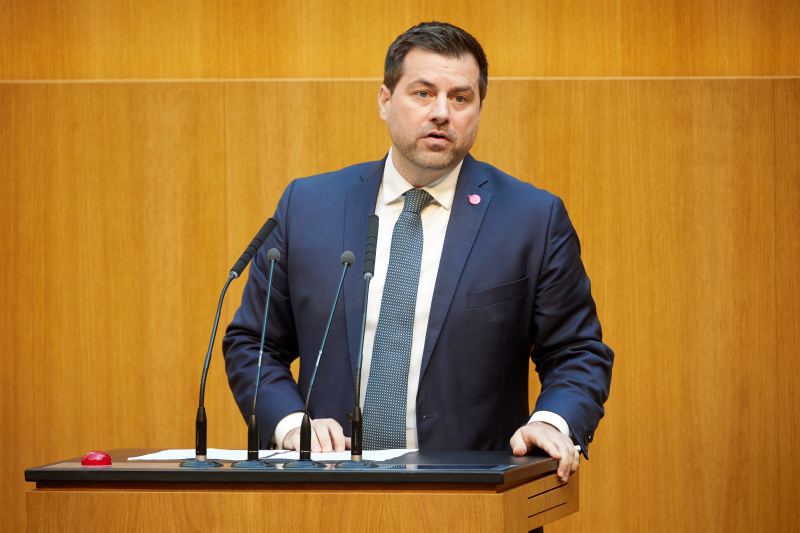 Am Redner:innenpult: Nationalratsabgeordneter Michael Bernhard (NEOS)