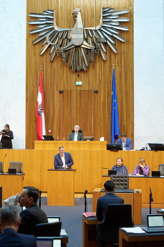 Am Redner:innenpult: Nationalratsabgeordneter Ralph Schallmeiner (GRÜNE)