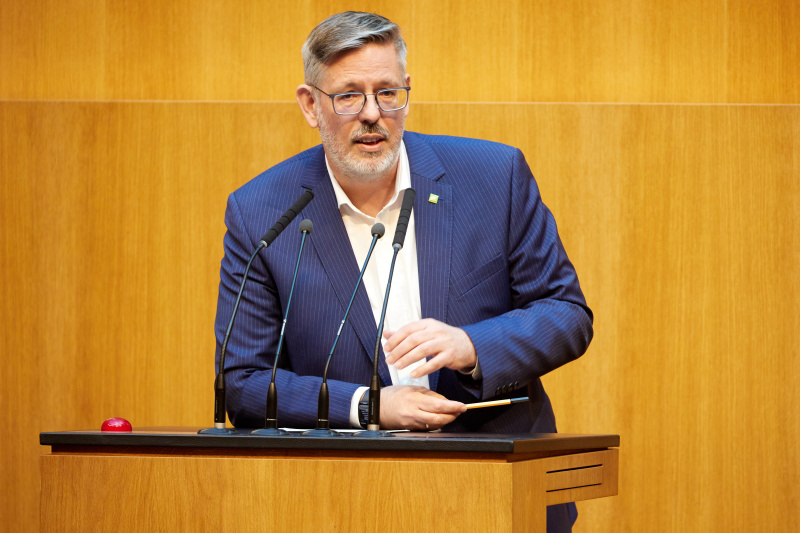 Am Redner:innenpult: Nationalratsabgeordneter Ralph Schallmeiner (GRÜNE)