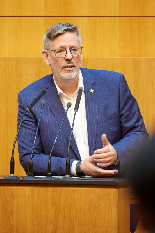 Am Redner:innenpult: Nationalratsabgeordneter Ralph Schallmeiner (GRÜNE)