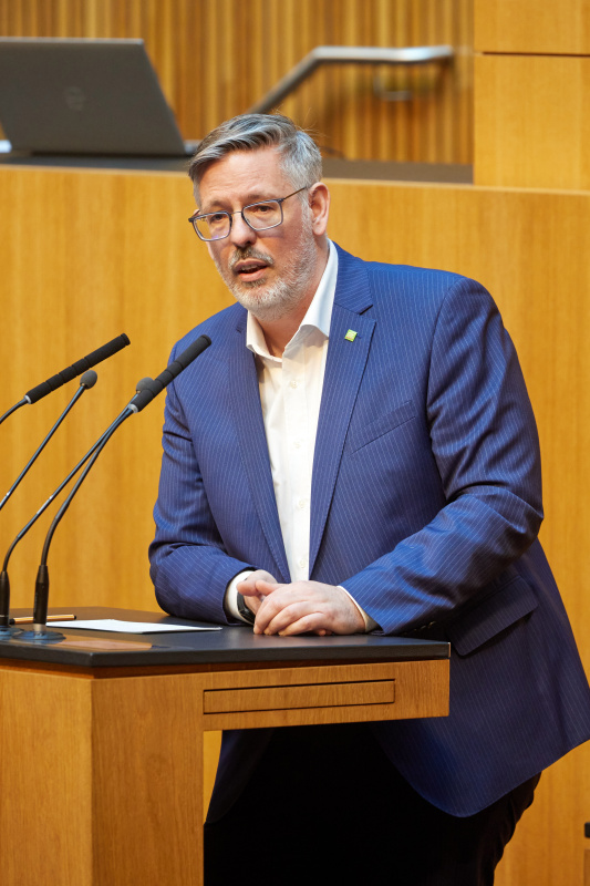Am Redner:innenpult: Nationalratsabgeordneter Ralph Schallmeiner (GRÜNE)