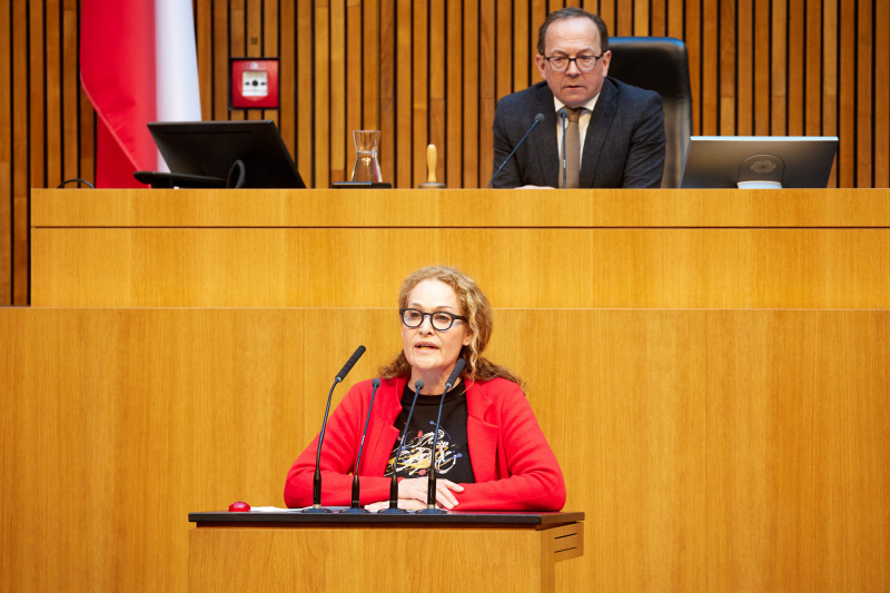 Am Redner:innenpult: Nationalratsabgeordnete Marie-Christine Giuliani-Sterrer (FPÖ)