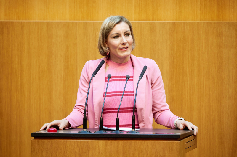 Am Redner:innenpult: Nationalratsabgeordnete Heike Eder (ÖVP)