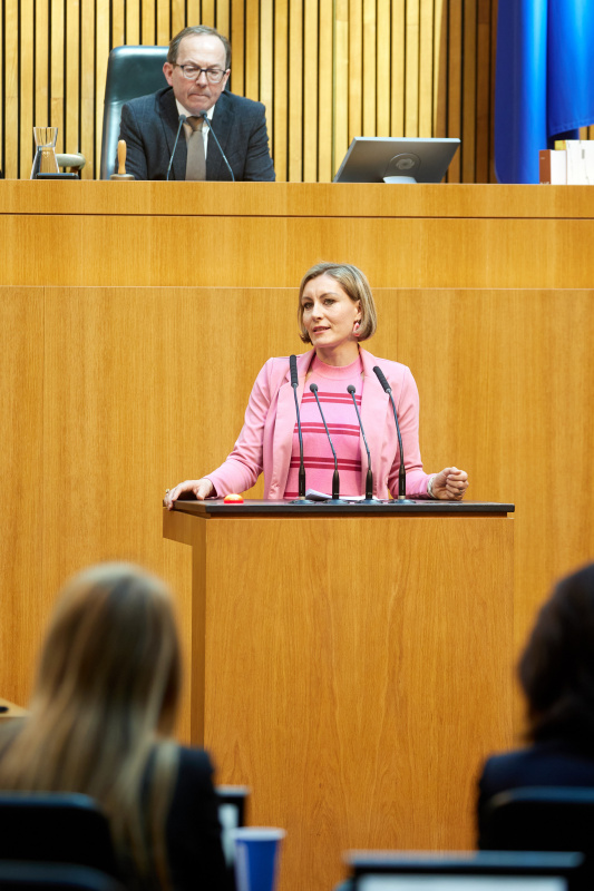 Am Redner:innenpult: Nationalratsabgeordnete Heike Eder (ÖVP)