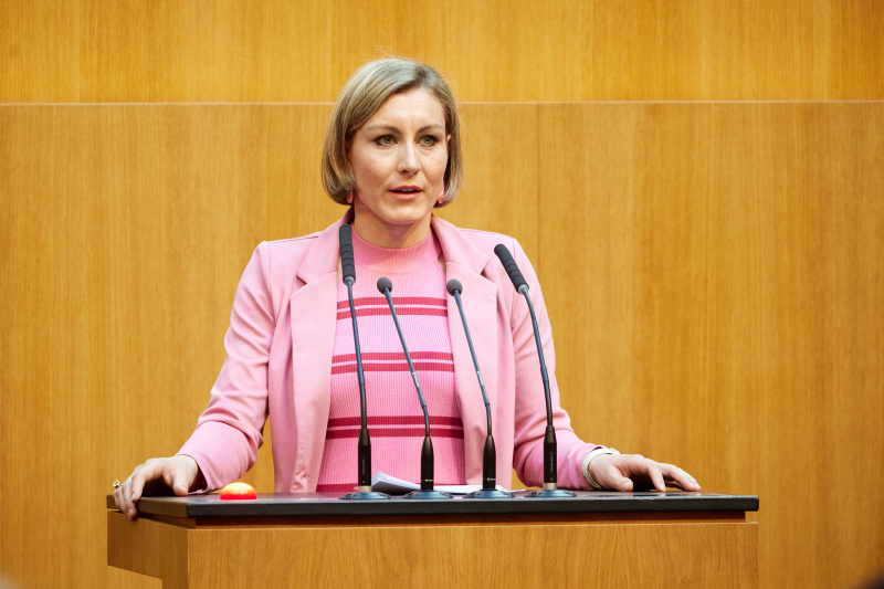 Am Redner:innenpult: Nationalratsabgeordnete Heike Eder (ÖVP)