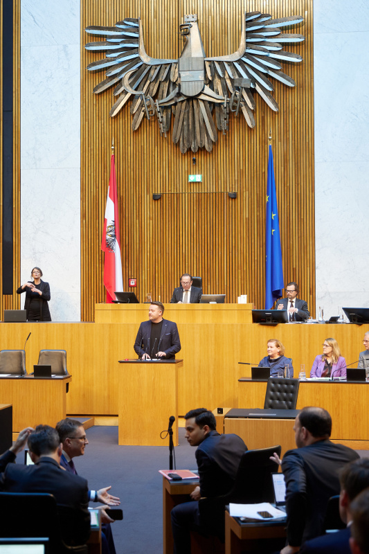 Am Redner:innenpult: Nationalratsabgeordneter Mario Lindner (SPÖ)